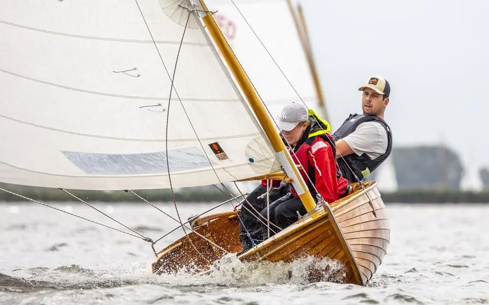 Familiestrijd op het water in de Sneekweek: ‘De concurrentie met mijn vader is het mooiste wat er is’