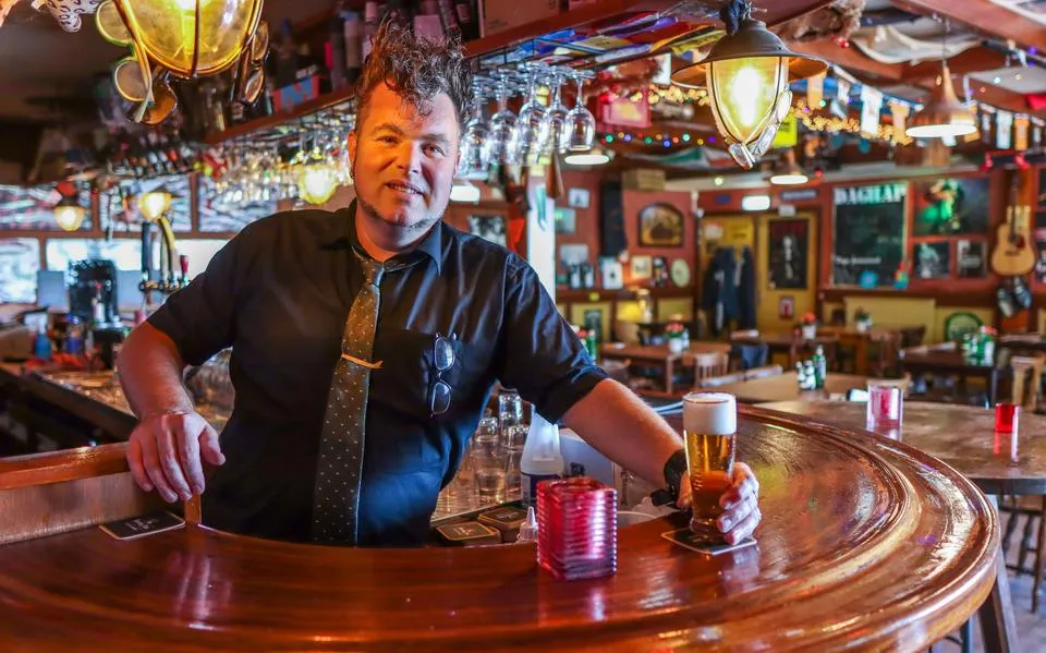 Karakteristieke Teake is op eigen wijze succesvol met zijn eetcafé, al 20 jaar. ‘Ik kin út it neat begjinne te sjongen of te roppen’
