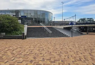 Eigenaar lunchroom is blij met de gestraalde steentjes op het Stationsplein: ‘Het was hier soms best glad’