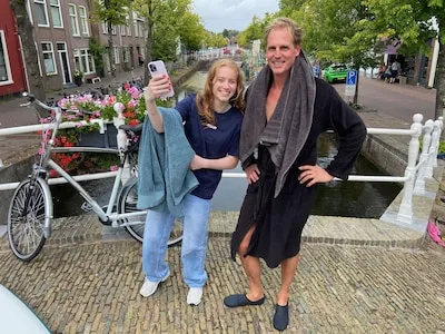 Telefoon van Eindhovense Marieke glipt gracht in na selfie, maar snorkelaar Stijn redt haar dag