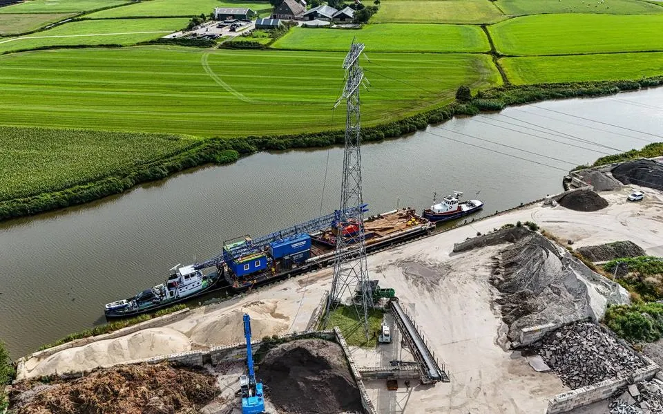 Schip trekt stroomkabel bij Franeker stuk: Leeuwarden urenlang ontwricht