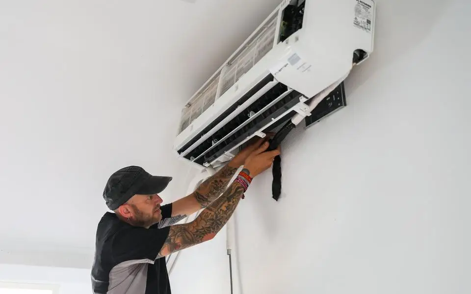 Drukte op de warme dagen: Aircomonteur Sytse werkt in benauwde kamers voor een frisse verlossing