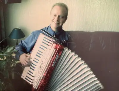 Theo werd net geen 50, maar bijna heel zijn leven stond in het teken van ouderen, zieken en gehandicapten plezier bezorgen met muziek