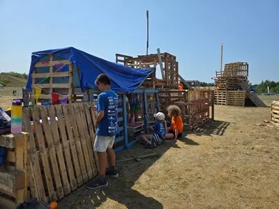 Hitte, hout en hamers: feest voor kinderen in Meerhoven tijdens tiende editie kindervakantieweek