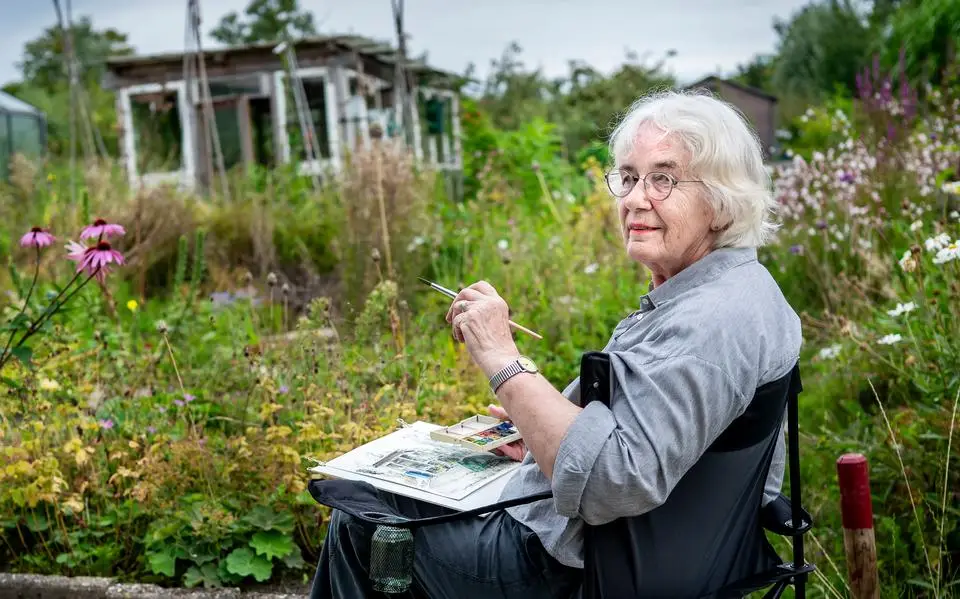 Marjan (77) uit Winsum tekent tuinhuisjes. ‘Dit is zo’n plezierige en inspirerende plek’