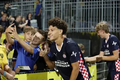 PSV houdt talentvolle verdediger Merién langer aan boord