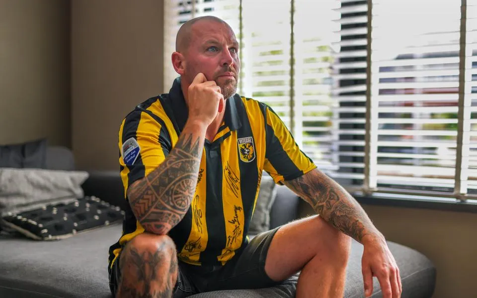 Rinze (42) uit Sneek is al zijn hele leven voor Vitesse. Gespannen volgt hij de laatste kans van zijn club: ‘Ik slaap slecht’
