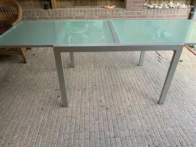 Irma heeft een caviakooi over wie wil deze uitschuifbare glazen tafel?