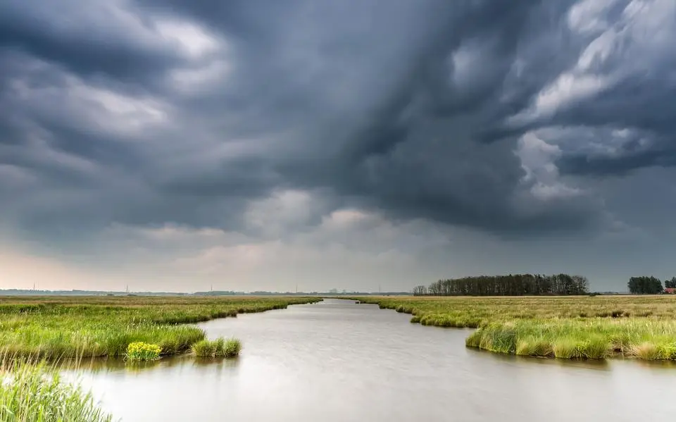 Code geel in Friesland om onweersbuien