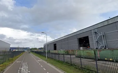Brand in shredder bij afvalverwerker in Eindhoven, pand ontruimd