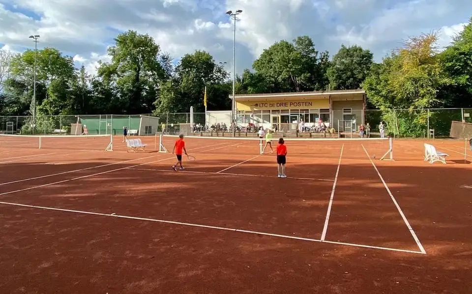 OldStars-tennis nu ook in Bolsward. ‘Het is belangrijk om zoveel mogelijk in beweging te blijven’, zegt Cid Berger
