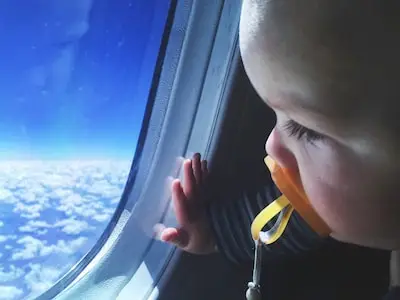Ad krijgt in het vliegtuig plots een baby in zijn handen gedrukt, dan gaat het mis: ‘Combinatie van banaan en drama’