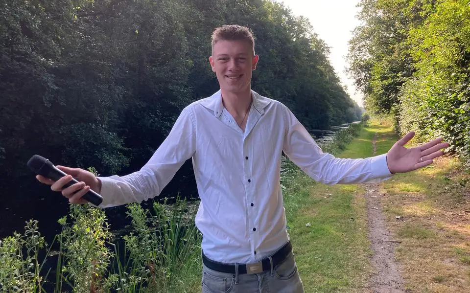 Zingende buschauffeur Jacco (22) uit Jubbega heeft de smaak te pakken. ‘Collega’s draaien mijn muziek ook in hun bus’