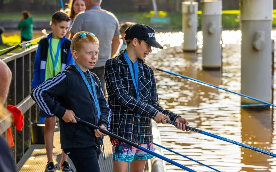 Zomerviskaravaan strijkt neer in Drachten: hengelen onder begeleiding