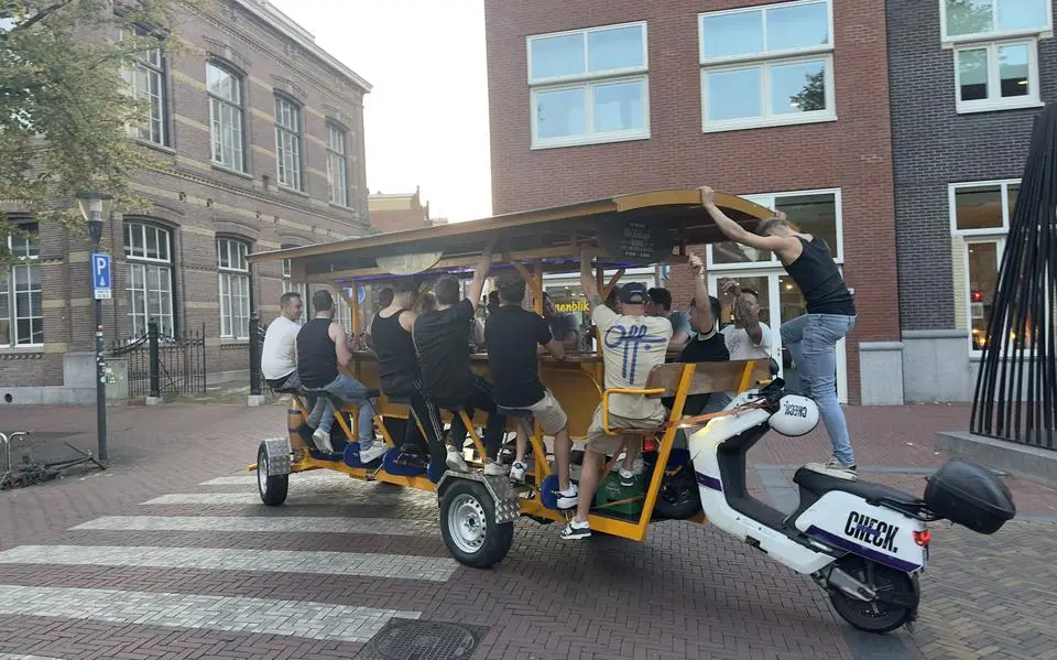 Politie en boa’s achtervolgen ‘elektrische’ bierfiets in Leeuwarden