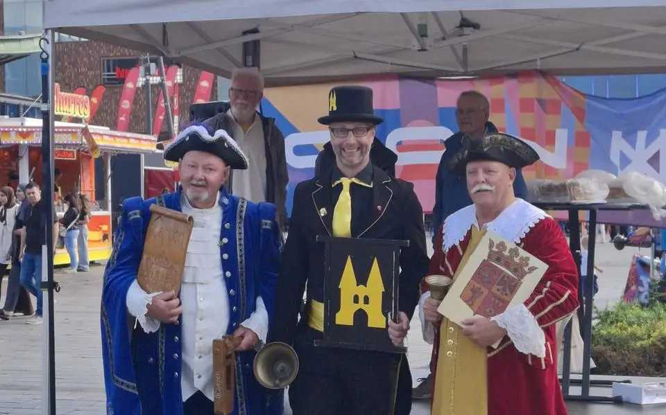 Stadsomroeper Jan Sjoerd (48) uit Sneek wint NK: ‘Een eer om je eigen stad te mogen promoten’