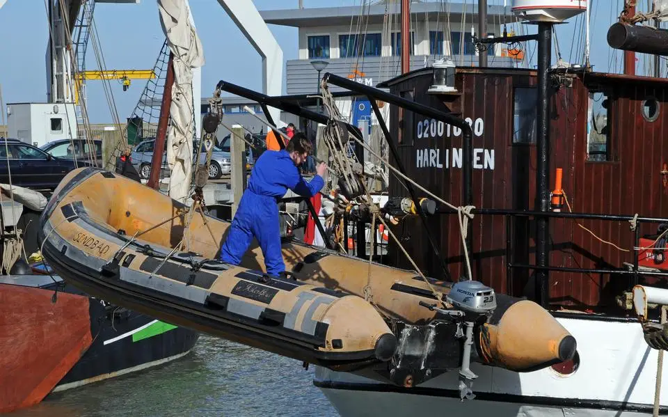 KNRM haalt vijf kinderen van boord na aanvaring op Wad