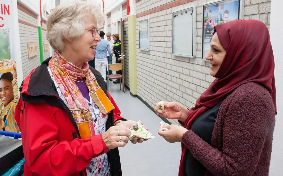 Maak vandaag een praatje met je nieuwe buurvrouw | LC commentaar
