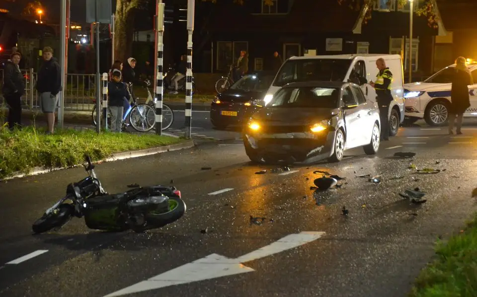 Scooterrijder rijdt ‘als een dom hynder’ door rood en botst tegen auto in Leeuwarden