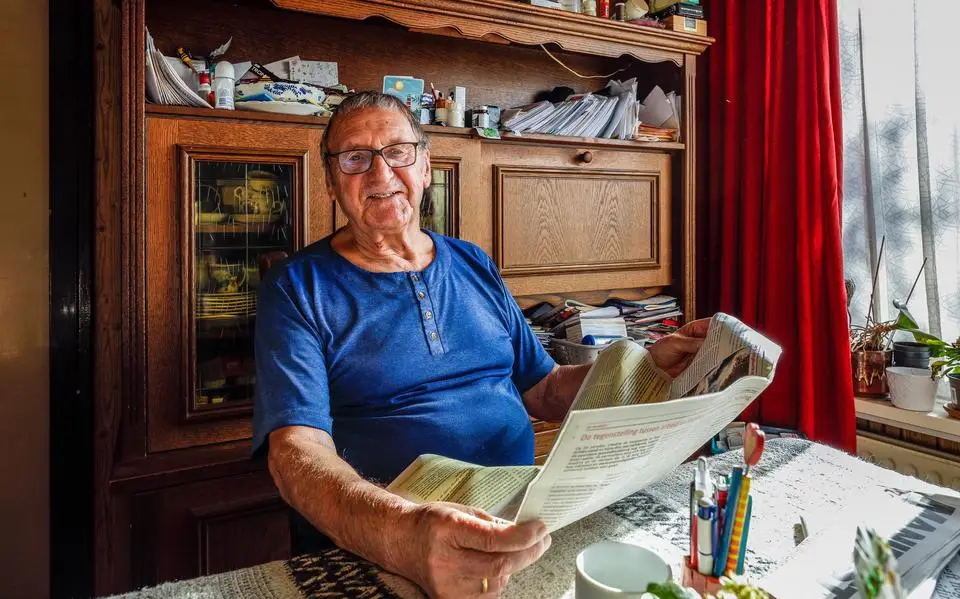 Raadslid Rinze Visser (86) ontvangt erepenning van gemeente De Fryske Marren voor zijn ‘ynset foar de mienskip’