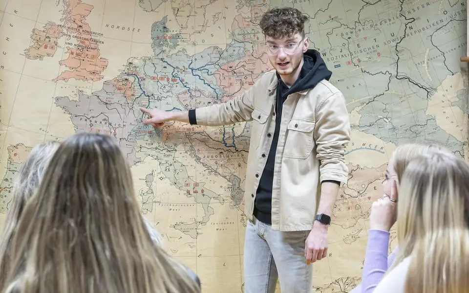 Politieke partijen vergeten het onderwijs in de verkiezingscampagne, zegt Hendrik Atze van Doezum | opinie