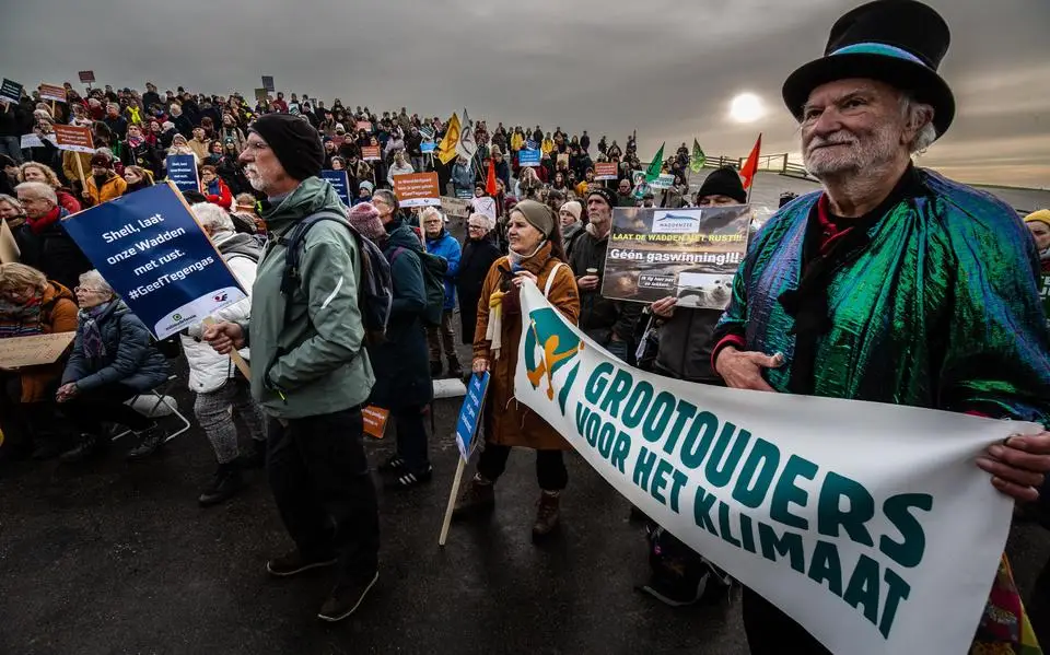 Milieudefensie demonstreert in Holwert tegen Shell. ‘Een van de grootste vervuilers ter wereld’