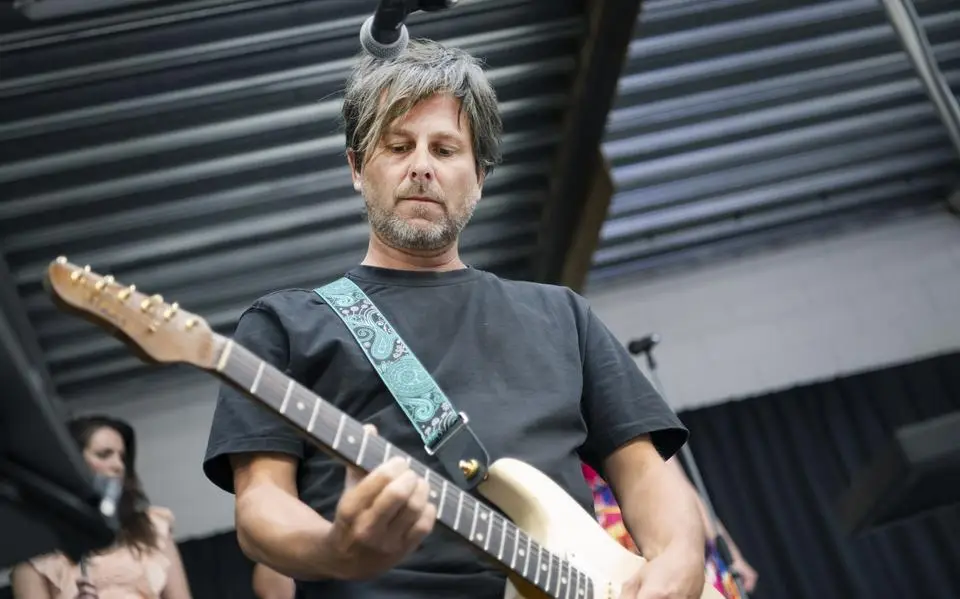 Gitarist André Becker (48) uit Suwâld met schouderblessure geholpen door muziekpoli. Komend weekend speelt hij in Ahoy