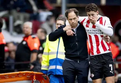 Zorgen bij PSV nadat Ruben van Bommel schreeuwend van het veld gaat: ‘De dokter gaat er naar kijken’