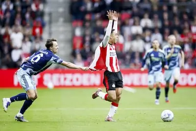 LIVE | Gasiorowski doet het! Verdediger kopt PSV van dichtbij op voorsprong tegen Ajax