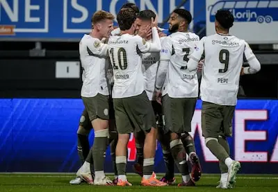 LIVE | Zorgen bij PSV ondanks fraaie goal van Veerman, Pepi valt uit met blessure