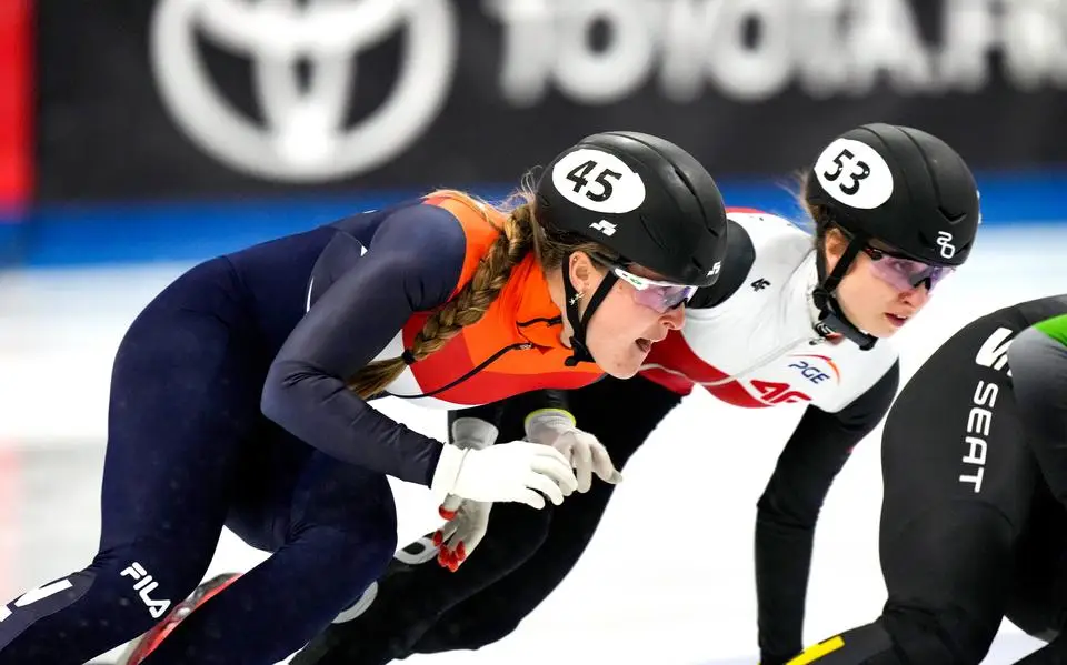 Praat mee | Moeten kopverbod bij voetbal en helmplicht bij schaatsen worden ingevoerd?