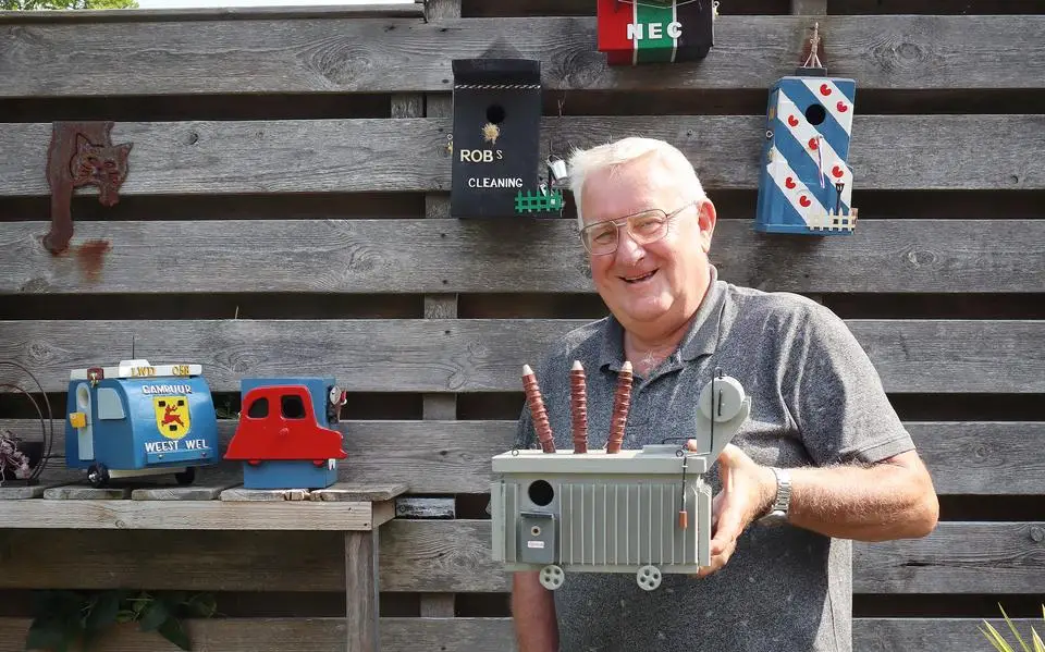 Van een politiecel, caravan, transformator, stoomtrein tot aan de Oldehove: Louis (69) uit Leeuwarden maakt bijzondere vogelhuisjes