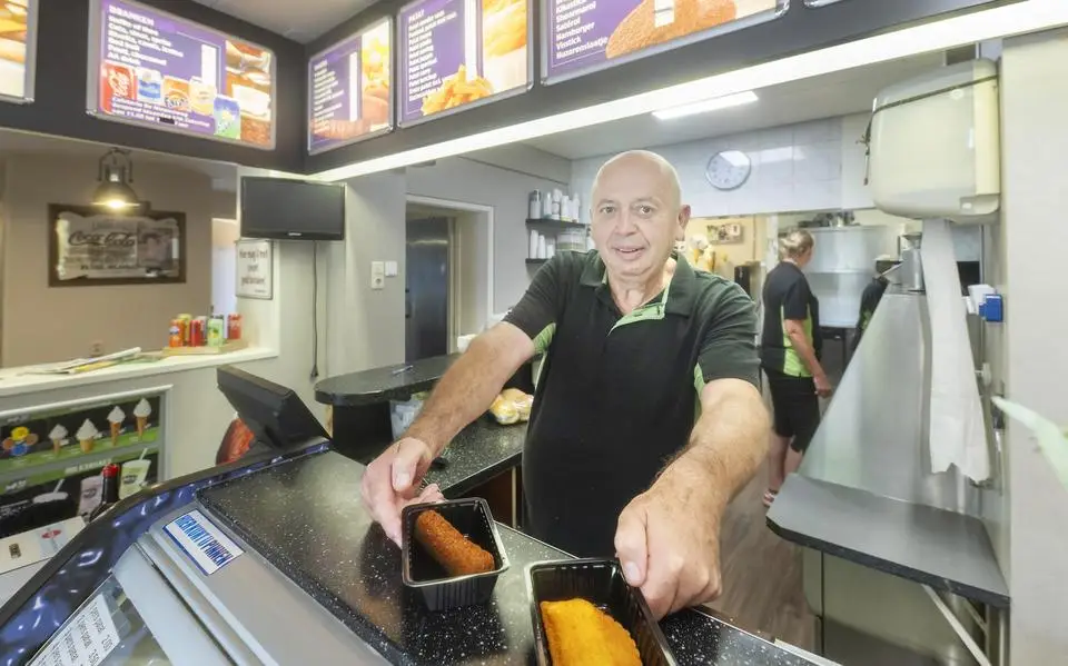 Is de achternaam van Tjeerd echt Patat? Op bezoek bij zijn snackbar in Damwâld