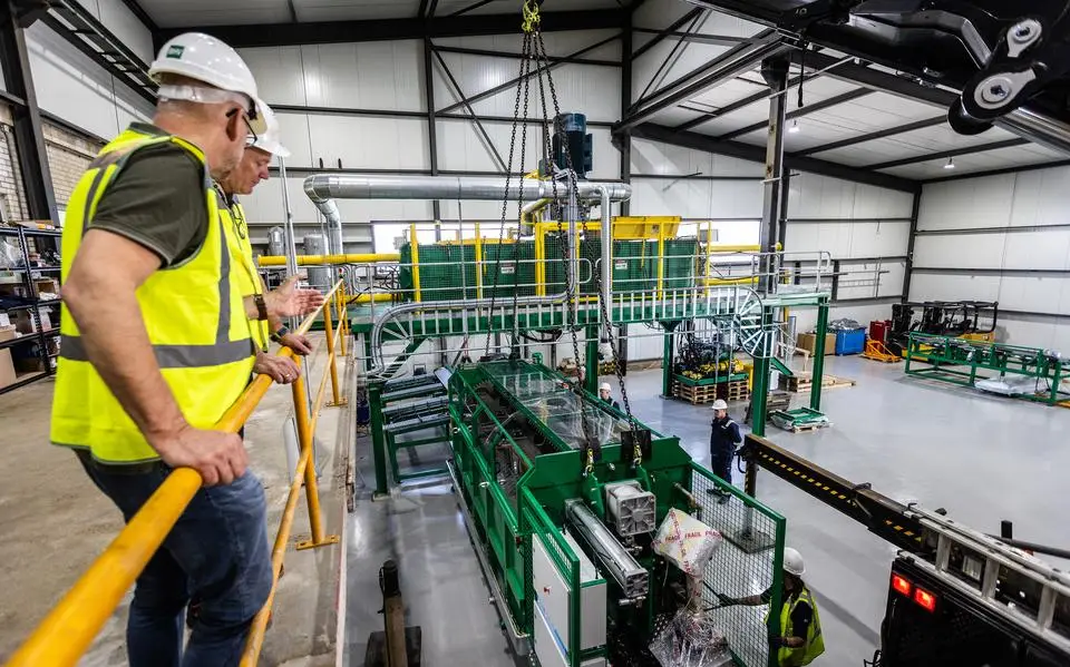 De recyclemachine van Uppact is een veelvraat: al het plastic dat de rest niet hoeft is voor hem geen probleem