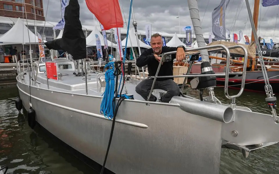 Acteur Tom Waes (56) gaat droom waarmaken met zeilschip uit Makkum: ‘Nu ik hier zit, denk ik: Wow!’
