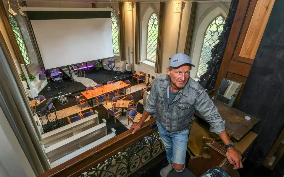 Regisseur Steven de Jong (63) opent allereerste filmkerk van Nederland in Oldeholtwolde: ‘Soms tink ik: wêr bin ik mei dwaande?’