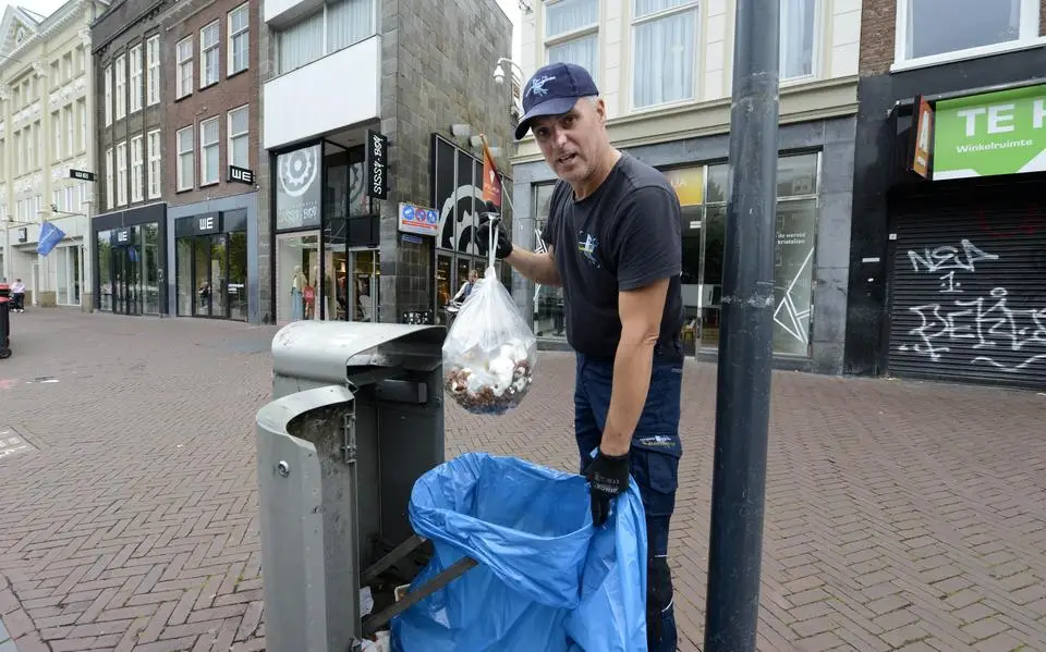 Gemeente Leeuwarden sluit openbare vuilnisbakken: ze lopen steeds vaker vol met huisvuil