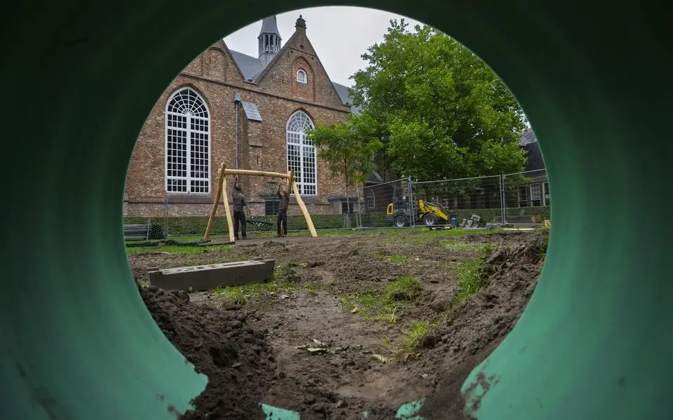 Speeltuin verrijst op Jacobijnerkerkhof in Leeuwarden