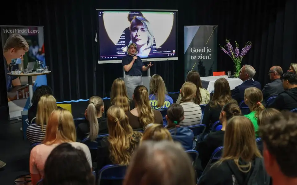 Stadsdichter Marrit Jellema vertelt studenten over lezen. ‘Als iemand anders ook eenzaam is, ben ik dus niet alleen’