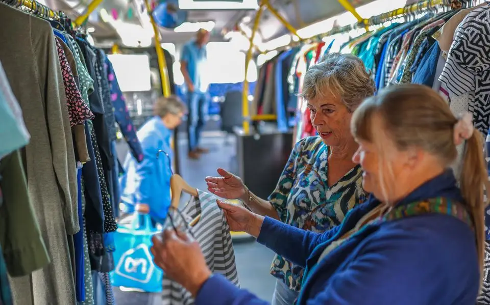 Op pad met de nieuwe Kledingbus Súdwest-Fryslân. ‘Het bakje hangt aan de andere kant!’