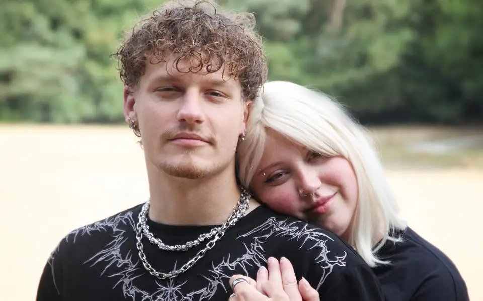 Marit (23) uit Drachten is ongeneeslijk ziek. Toch gaat Mackenzie (19) uit Oosterwolde met haar trouwen. ‘Ik leer zo veel van haar’