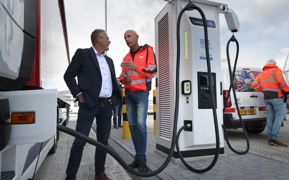 Waarom chauffeur Arjan blij is dat hij zijn truck nu kan opladen bij de REC in Harlingen: ‘Je zit onderweg steeds te rekenen’