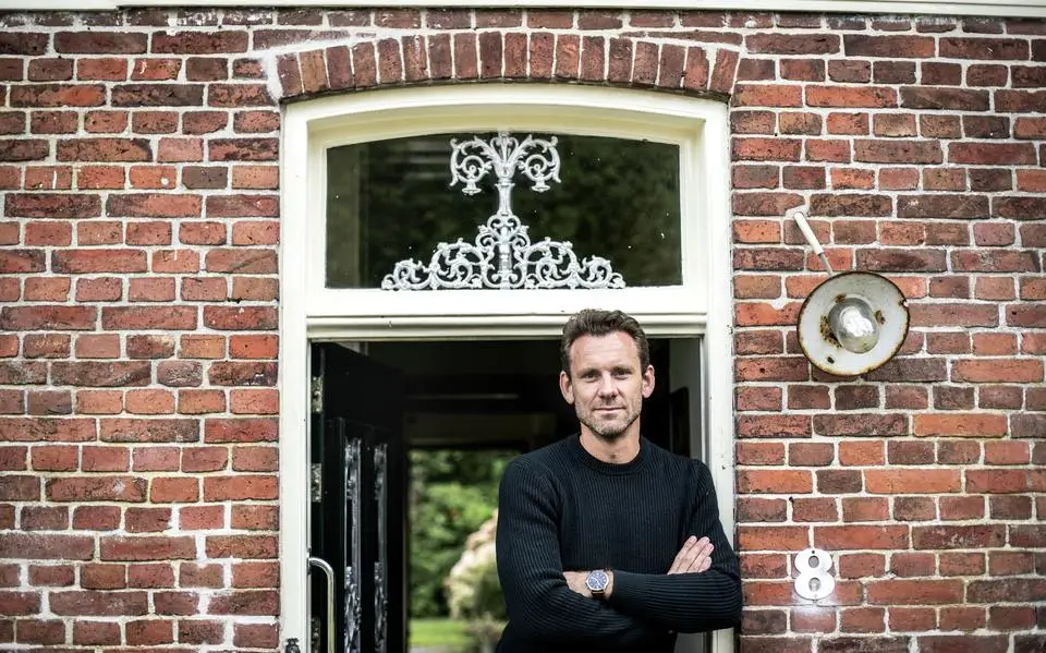 Koning Charles, zuipende ‘laddettes’ en voetbal houden Britse samenleving bij elkaar. Daarmee is ook alles gezegd