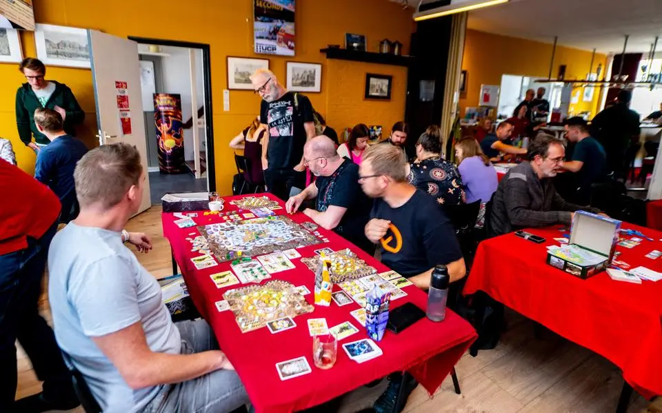 Tot middernacht taart eten, kaarten en dobbelen bij spellenvereniging UCP in Leeuwarden: ‘Ach, een één’