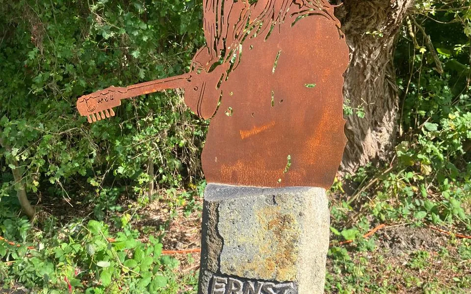 Gedenkzuil voor Ernst Langhout in Gauw, in de tuin die hij zelf aanlegde
