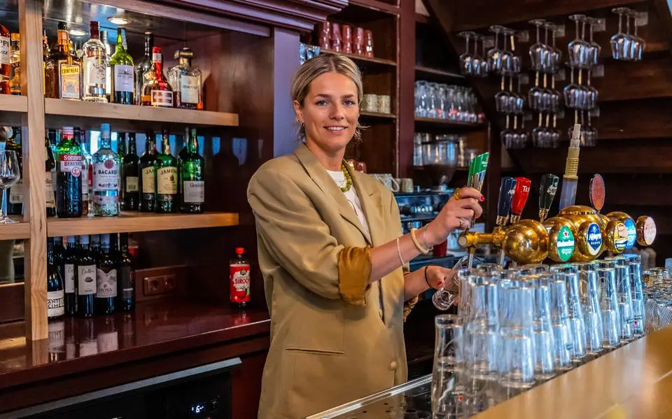 Dankzij Iris (27) is Sneek een stadscafé en tapasrestaurant rijker: ‘Ik geloof het soms zelf nog niet’