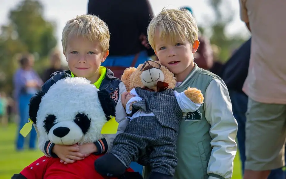 Van wandelende tak tot paard of knuffeldier: kinderen brengen ze ter keuring in Workum