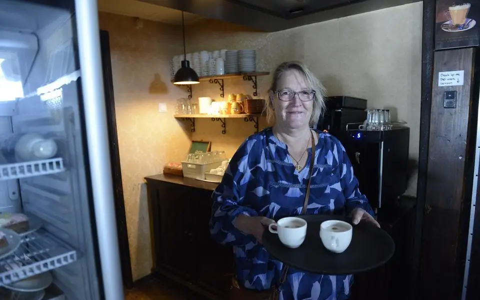 Zeer gastvrij caféconcept in Vrouwenparochie: klanten moeten zelf halen én betalen