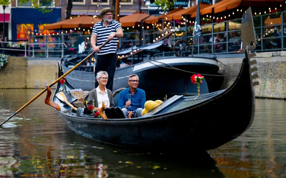 Voor het laatst vaart Hette (46) als ‘gondelier van Leeuwarden’ door de grachten: ‘Het is mooi geweest’