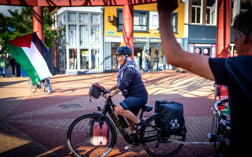 Maria (74) fietst door Nederland voor Gaza en is nu in Friesland. ‘O, mevrouw is een ander merk cola gaan drinken’
